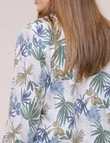 Camperita de lino liviana, marca Dash, con estampado botánico de hojas en tonos azules, verdes y tostados sobre base blanca. Presenta cierre frontal con botones, cuello clásico y bolsillos aplicados en el pecho.