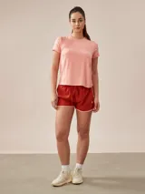 Remera deportiva de manga corta con cuello redondo, confeccionada en tejido técnico transpirable de ajuste cómodo.