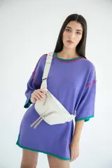 Riñonera negra de cuero vacuno con correa regulable, cierre superior con doble cremallera y bolsillo frontal con cremallera.