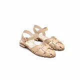 Sandalias planas de cuero color vainilla con tiras cruzadas, tachas metalizadas decorativas y tira con hebilla ajustable al tobillo.