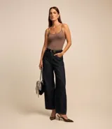 Musculosa básica de poliamida color rosa claro, con breteles finos y escote redondo.