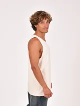 Musculosa negra de corte clásico, con cuello redondo y sisas amplias.