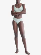 Bombacha hipster color verde claro de microfibra ligera con bordes cortados a láser y logo de Calvin Klein estampado en la cadera.