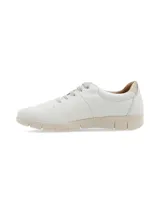 Sneakers de cuero blanco con detalles dorados en el talón, cordones planos y suela anatómica de goma color beige.