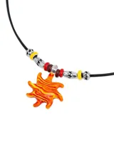Collar de cordón negro ajustable con dije central en forma de sol de resina naranja y amarilla, decorado con cuentas metálicas, rojas y amarillas.