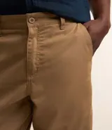 Bermuda básica masculina confeccionada en sarga de algodón, de corte recto con trabillas en la cintura, bolsillos y cierre frontal con botón y cremallera.