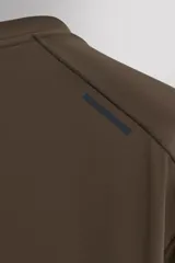 Camiseta deportiva color naranja confeccionada en tejido técnico, ligero y elástico. Tiene cuello redondo, mangas cortas y logo estampado.