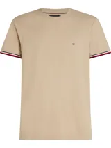Remera de cuello redondo Tommy Hilfiger, confeccionada en puro algodón, con corte regular, logo bordado en el pecho y detalles distintivos en los puños.
