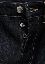 Pantalón de jean estilo wide leg de tiro medio, con diseño de cinco bolsillos, trabillas para cinturón y cierre frontal con botones.