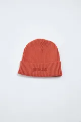 Gorro tejido color ladrillo, con punto acanalado y bordado frontal.