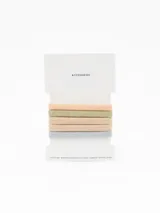 Pack de cinco coleros elásticos para el cabello en tonos variados, incluyendo colores lisos y con detalles metalizados.