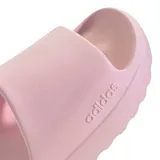 Chanclas tipo slide Adidas Adilette Lumia, color rosado, con diseño ergonómico de una sola pieza y logo de la marca grabado en el lateral.