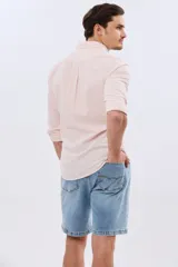 Bermuda de jean slim fit en color celeste, con bolsillos traseros clásicos y diseño cómodo que facilita el movimiento.
