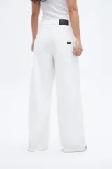 Pantalón jean blanco de corte amplio y relajado, con silueta suelta desde la cintura hasta el bajo.