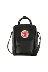 Bandolera negra Fjallraven Kanken Sling, confeccionada en Vinylon F, con logo reflectivo.