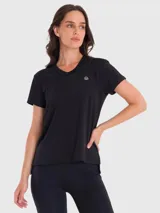 Remera deportiva de manga corta con cuello en V, confeccionada en tejido técnico de secado rápido con calce regular.
