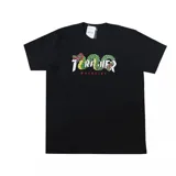 Remera negra Thrasher con estampado del logo de la marca con diseño de serpientes aztecas en blanco, verde y rojo.