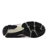 Championes New Balance modelo 2002, color lila, con detalles en gris y blanco.