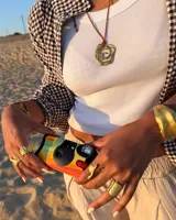 Pulsera de diseño artesanal elaborada eslabón por eslabón a mano, con eslabones circulares texturados de metal dorado y cadena regulable.
