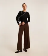 Suéter de punto color marrón, con cuello redondo, manga larga y textura geométrica de losângos.