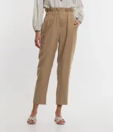 Pantalón carrot color tostado de viscosa, con cintura elástica fruncida, cierre frontal con cremallera y bolsillos laterales.