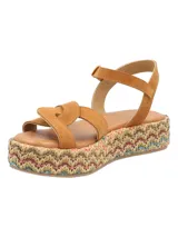 Sandalias de plataforma RKF modelo Clavel, con tiras de cuero en color tostado, suela de rafia trenzada con patrón en zigzag multicolor y tira ajustable en el talón con hebilla metálica dorada.