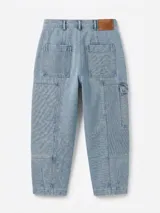 Pantalón cargo de jean en tono celeste claro, de corte amplio con bolsillos laterales y en las piernas, y detalle de etiqueta en el tobillo.