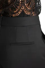 Pantalón negro de corte recto, tiro medio y largo cropped.