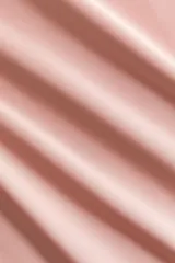 Pollera midi de tiro alto, confeccionada en tela satinada de color rosado con caída suave y leve vuelo en el bajo.