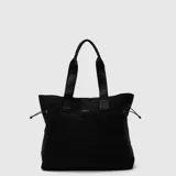Tote bag color negro de diseño minimalista, con correas de hombro reforzadas con el logo de la marca y elásticos laterales ajustables.