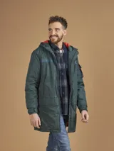 Campera larga con capucha color verde oscuro, con interior forrado en color naranja.