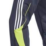 Pantalón deportivo azul marino Adidas UBP Real Madrid, con cintura elástica, cordón de ajuste y bolsillos laterales con cierre. Presenta el escudo del Real Madrid bordado en la pierna izquierda y las tres líneas características de Adidas en blanco a lo largo de la pierna.
