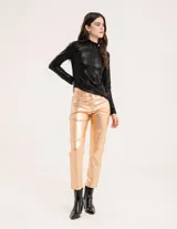 Polera dorada de cuello alto y manga larga, confeccionada en tejido elastizado con terminación metalizada.