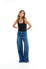 Pantalón de jean azul de corte ancho con terminación desflecada.