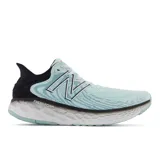 Championes de running New Balance modelo 1080 para dama, color celeste con detalles en blanco y negro.