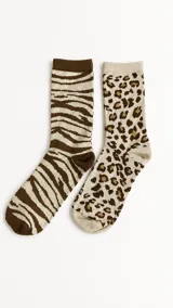 Pack de dos pares de medias de algodón, una con estampado de cebra y otra con estampado de leopardo.