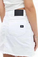 Minifalda blanca de jean con terminación desflecada.