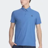 Remera polo de manga corta color azul, con cuello y tapeta de tres botones oscuros. Presenta un pequeño logo bordado en el pecho.