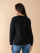 Buzo deportivo de cuello redondo y manga larga, con puños y ruedo acanalados.
