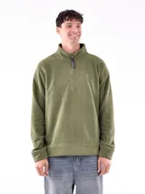 Buzo de polar color verde oliva, con cuello alto y cierre frontal parcial. Presenta puños y cintura acanalados.