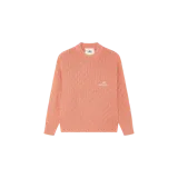 Sweater de punto trenzado de Eme Studios en color coral, con cuello redondo y el logotipo de la marca bordado en el pecho.