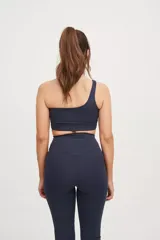 Top deportivo azul marino, de corte asimétrico con un solo tirante ancho, escote medio y elástico en el contorno superior.