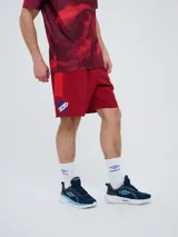 Short de entrenamiento Umbro del Club Nacional de Football, color bordó, de corte deportivo y tejido ligero de secado rápido.