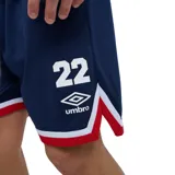 Short de fútbol Umbro del Club Nacional de Football, de color azul marino con detalles en blanco y rojo en los dobladillos. Cuenta con el escudo del club en una pierna y el logo de Umbro junto al número 22 en la otra.