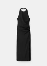 Vestido midi negro con escote halter, diseño sin mangas y detalle drapeado en la cintura.