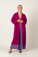 Túnica larga color borgoña de crepe con vivo de satén al tono.