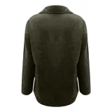 Sobre camisa de pana azul marino, con cuello francés, cierre frontal de botones, bolsillos plaqué en el pecho y manga larga de calce suelto.