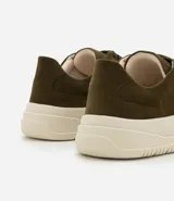 Championes de estilo casual con capellada de gamuza sintética en color marrón oscuro y suela de plataforma en tono crema con diseño estriado.