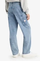 Pantalón de jean celeste, de corte recto y holgado, con bolsillos laterales y traseros.