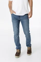 Pantalón de jean de corte skinny color azul medio.